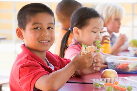children eating lunch